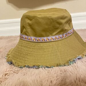 Flipable bucket hat
